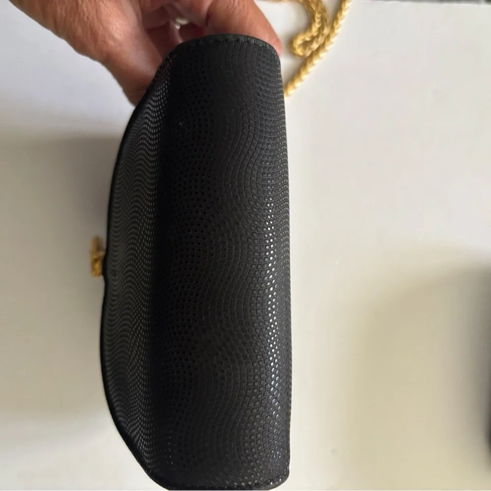 SONDRO ROBERTS BLACK TEXTURED SHOULDER BAG WITH THICK GOLD TONED CHAIN
